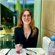 Prof à domicile donne des cours de soutiens pour enfants en école primaire